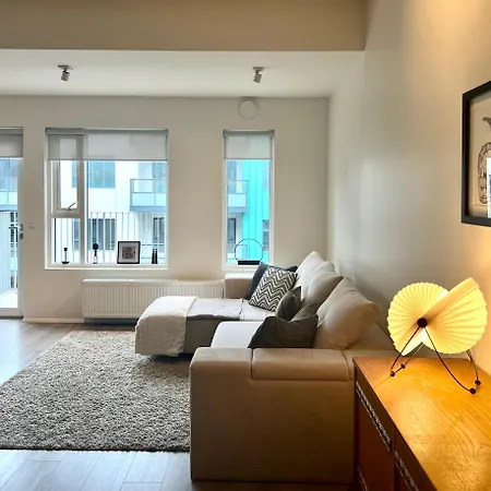 Modern Luxury Downtown Apartment *